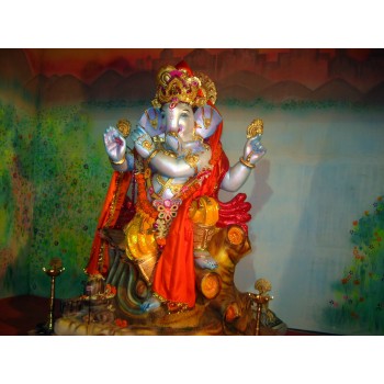 Ganesha statue on Krishna pose